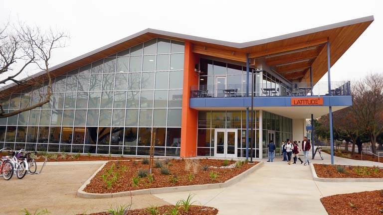 加州大學戴維斯分校（University of California, Davis），簡稱 UCD