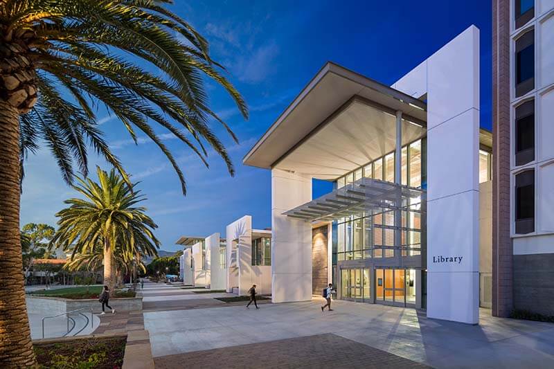 加州大學聖塔巴巴拉分校University of California, Santa Barbara, 又名UCSB或UC Santa Barbara
