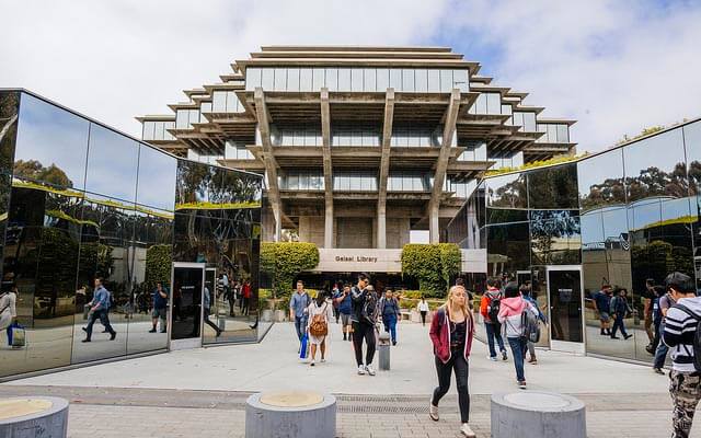 加州大學聖地亞哥分校（University of California, San Diego，簡稱為UCSD）又稱為加州大學聖地亞哥分校