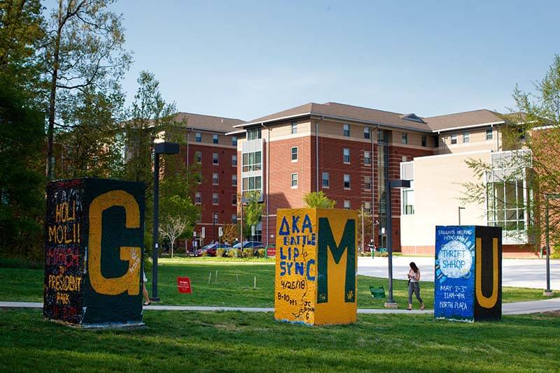 喬治曼森大學(George Mason University，簡稱GMU或Mason)是維吉尼亞州的公立大學