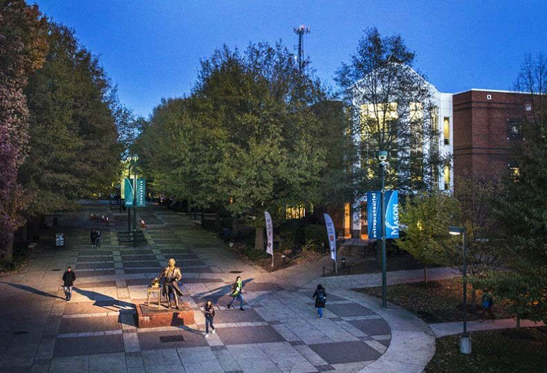 喬治曼森大學(George Mason University，簡稱GMU或Mason)是維吉尼亞州的公立大學