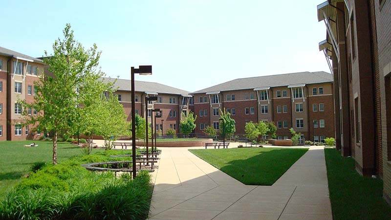 喬治曼森大學(George Mason University，簡稱GMU或Mason)是維吉尼亞州的公立大學