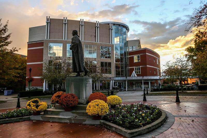 馬歇爾大學(Marshall University，簡稱MU)